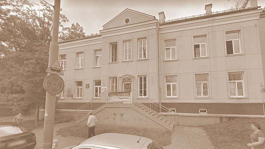 Szpital Zakaźny św. Stanisława miał swoją siedzibę przy ul. Wolskiej 37 - obecnie mieści się tam Wojewódzki Szpital Zakaźny. W okresie niemieckiej okupacji wielu członków szpitalnego personelu było zaangażowanych w rozmaite formy działalności konspiracyjnej. Fot. printscreen z Google Maps