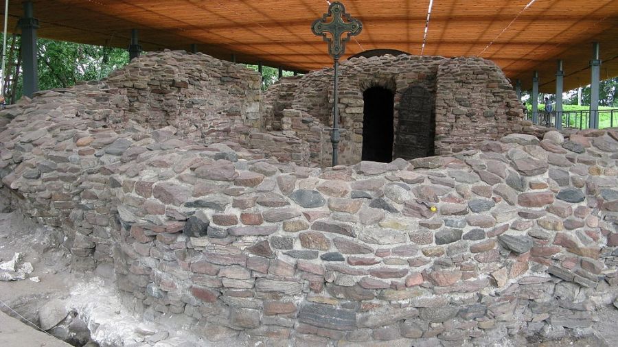 Kiedy rozpoczęto budowę palatium na Ostrowie Lednickim? Ustalili to naukowcy (fot. Magda Felis/CC: Wikimedia Commons)