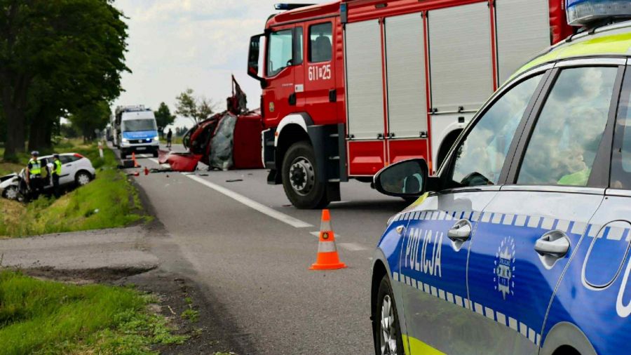 Koszuty - wypadek na DK11 - zderzenie czołowe (fot. KPP Środa Wlkp.)