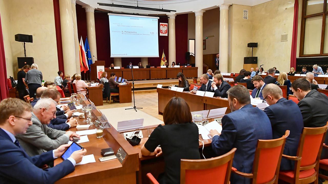 Rada Miasta decyduje, czy nadać imię Lecha Kaczyńskiego jednej z warszawskich ulic (fot. PAP/Piotr Nowak) Rada Miasta decyduje, czy nadać imię Lecha Kaczyńskiego jednej z warszawskich ulic (fot. PAP/Piotr Nowak)