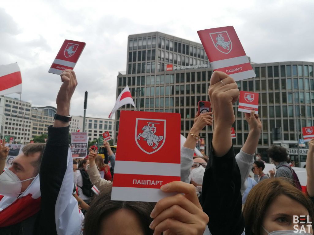Здымак мае ілюстрацыйны характар. Пашпарты вольнай Беларусі. (Фота: Белсат)