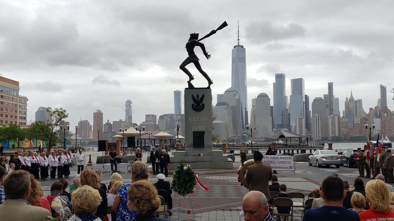 Manifestacja środowisk polonijnych odbyla się pod słynnym Pomnikiem Katyńskim w Jersey City (fot. Twitter/Klub GP New York)