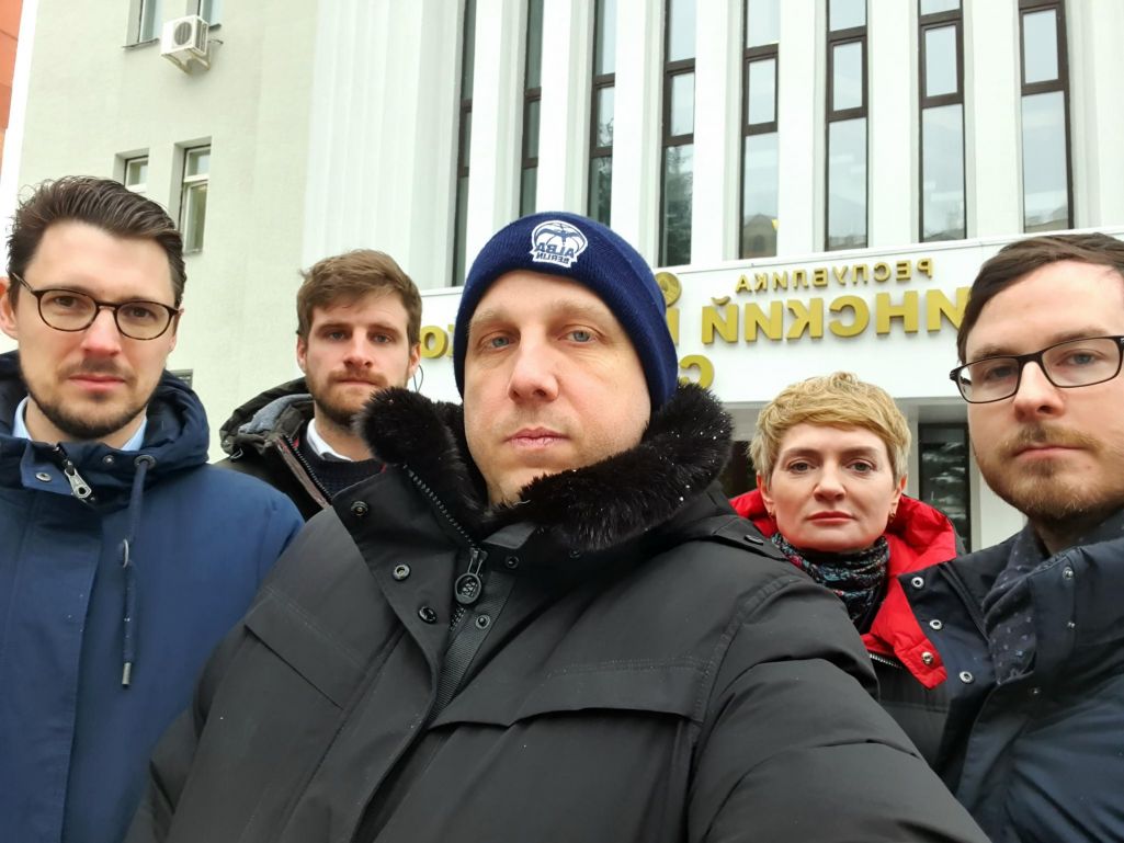 Еўрапейскія дыпламаты каля Менскага гарадскога суда 21 лютага 2024 года. (Фота: Deutsche Botschaft Minsk Амбасада Нямеччыны ў Менску / Facebook)