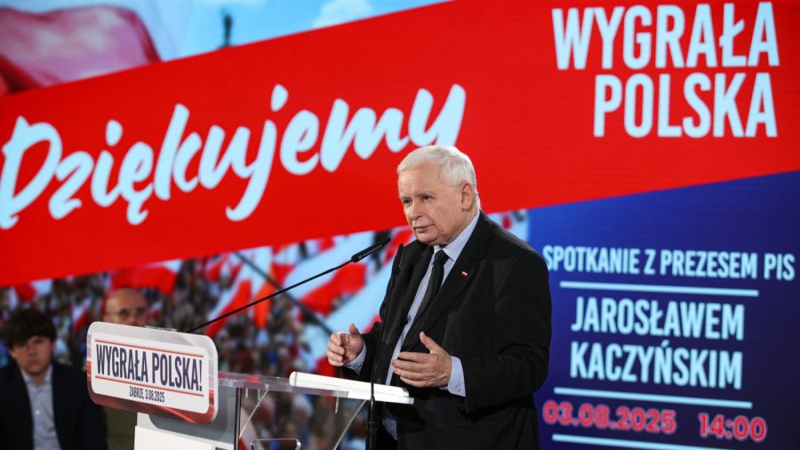 Prezes PiS Jarosław Kaczyński podczas spotkania z mieszkańcami Zabrza, w ramach objazdu po kraju i spotkań z wyborcami. Fot. PAP/Jarek Praszkiewicz
