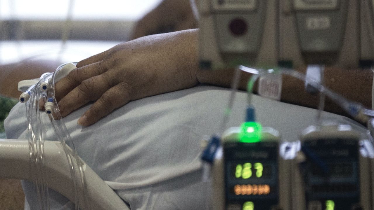 Tydzień wcześniej pacjenta po raz czwarty odłączono od aparatury (fot. PAP/EPA, zdjęcie ilustracyjne) Tydzień wcześniej pacjenta po raz czwarty odłączono od aparatury (fot. PAP/EPA, zdjęcie ilustracyjne)