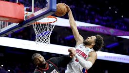 Cade Cunningham z drużyny Detroit Pistons wykonuje efektowny wsad podczas meczu przeciwko Philadelphia 76ers, przy jednoczesnej obronie Andre Drummonda z zespołu gospodarzy (fot. Getty Images)