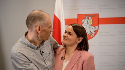 Былы кандыдат на прэзідэнцтва 2020 года і былы палітвязень Сяргей Ціханоўскі і ягоная жонка, лідарка дэмакратычных сілаў Святлана Ціханоўская падчас прэс-канферэнцыі з удзелам шасці палітвязняў, вызваленых 21 чэрвеня. Вільня, Літва. 22 чэрвеня 2025. Фота: Белсат
