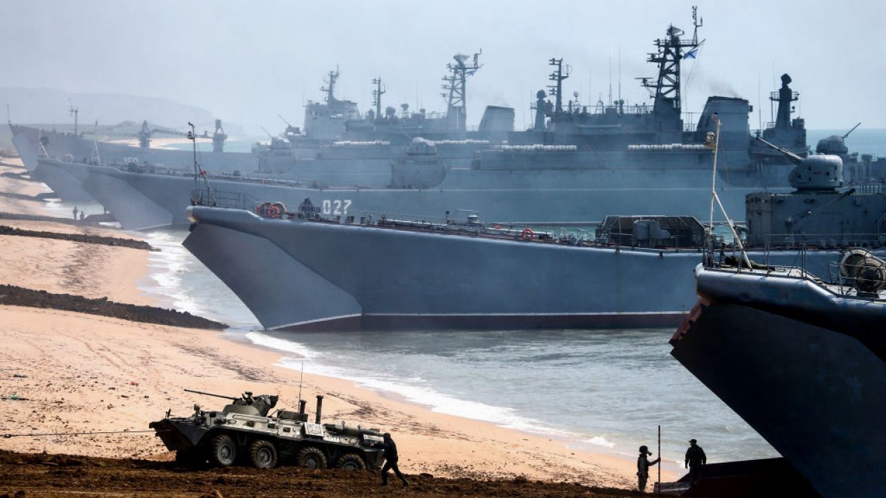 Rosja próbuje przeciwdziałać manewrom Sea Breeze 2021 (fot. Sergei Malgavko\TASS\Getty Images) Rosja próbuje przeciwdziałać manewrom Sea Breeze 2021 (fot. Sergei Malgavko\TASS\Getty Images)