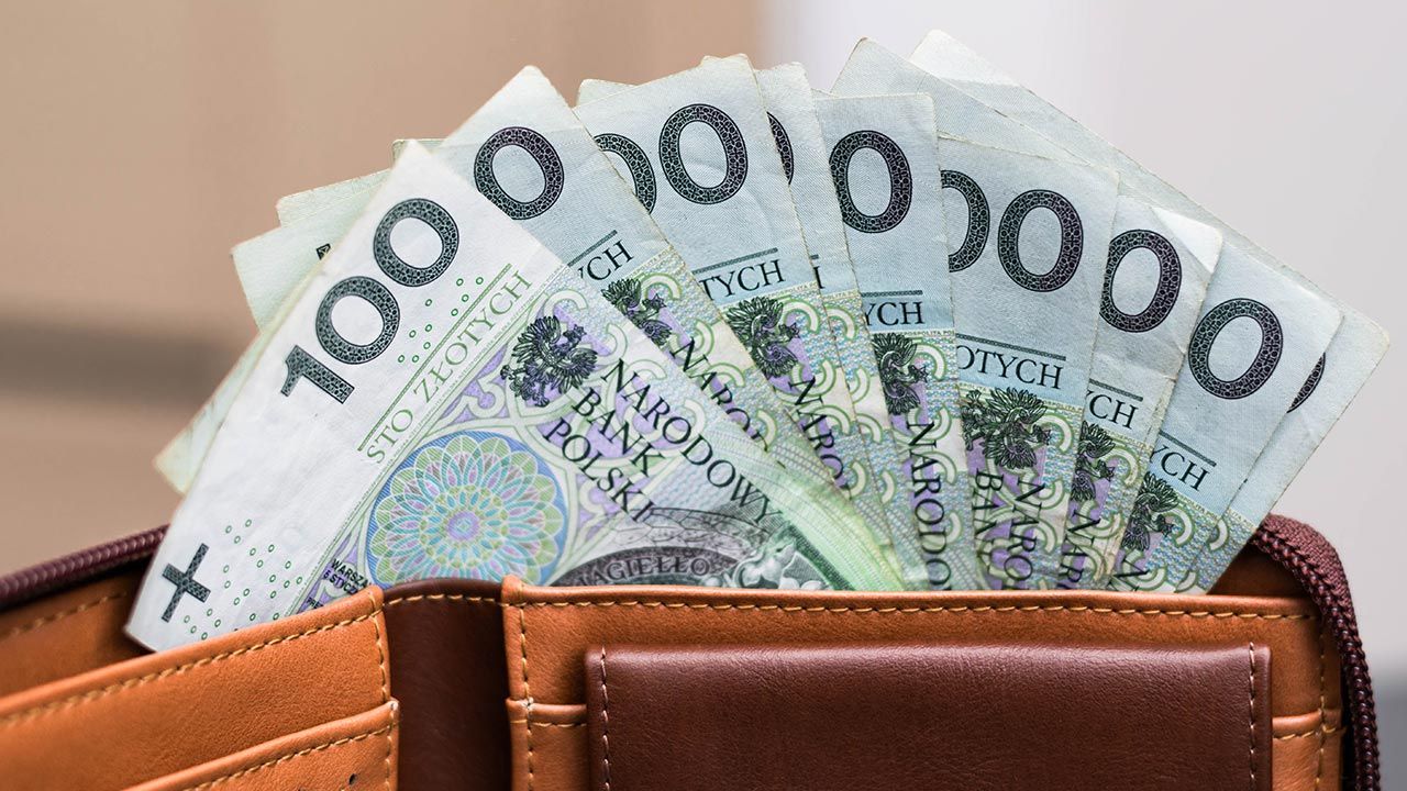 Część emerytów i rencistów ma dostawać świadczenia tylko na konto (fot. Shutterstock/ im_coco) Część emerytów i rencistów ma dostawać świadczenia tylko na konto (fot. Shutterstock/ im_coco)