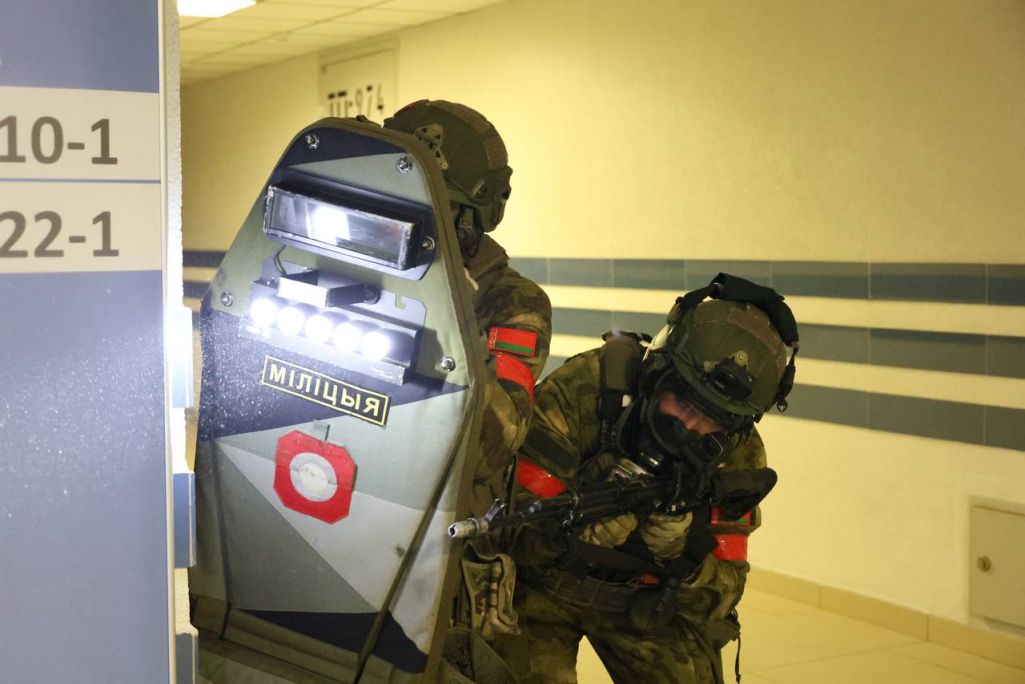 Супрацоўнікі міліцыі падчас трэнавання. (Фота: pressmvd / Telegram)