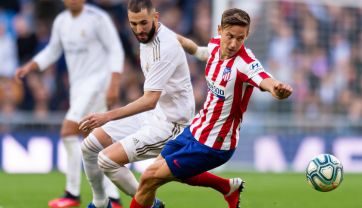 Karim Benzema z Realu Madryt i Marcos Llorente z Atletico (fot. Getty Images)