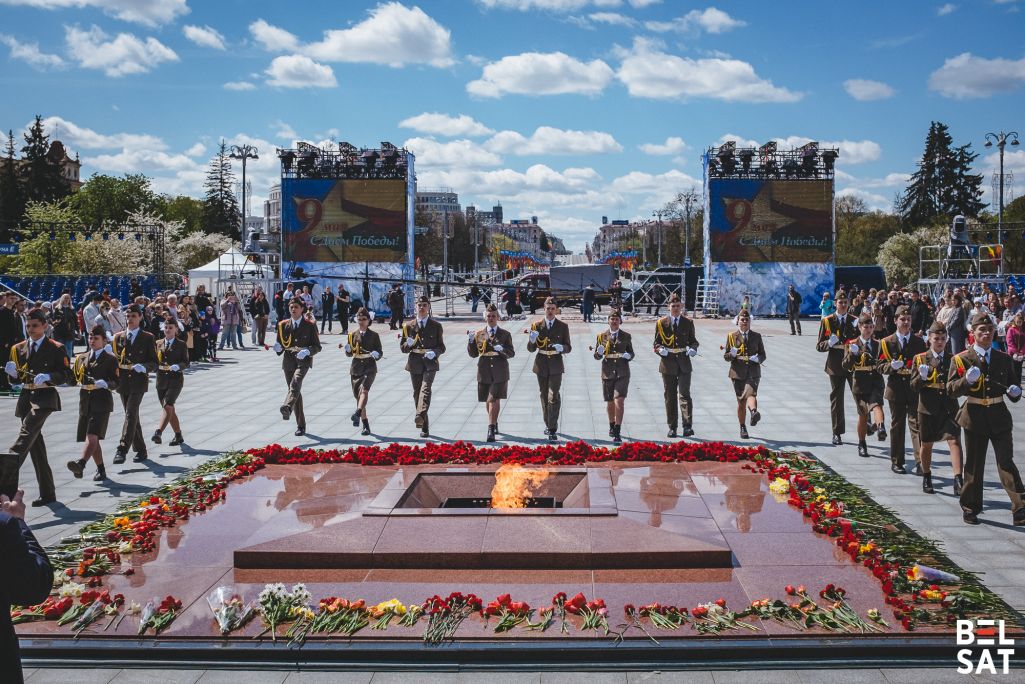 Ускладанне кветак да Вечнага агню ля Манументу Перамогі. Менск, Беларусь. 9 траўня 2021 года. Фота: Белсат