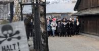 W tamtym okresie ciężko było ludziom zrozumieć, co dokładnie dzieje się „za drutami” (fot. PAP/Andrzej Grygiel)