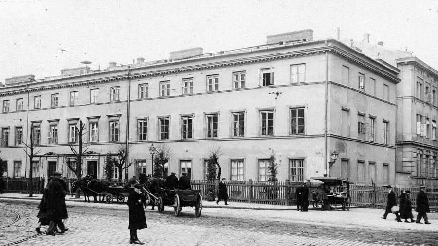 W okresie międzywojennym Wola była, w porównaniu do innych dzielnic warszawskich, bogata w szpitale. W XIX wieku ufundowany przez Stanisława Staszica szpital przy ul. Okopowej 2/4 stał się sławny dzięki badaniom dr. Odo Bujwida nad szczepionką przeciwko wściekliźnie. W 1935 roku Szpital Wolski przeniósł się z ul. Okopowej do nowej siedziby przy ul. Płockiej 26, specjalizując się w leczeniu gruźlicy i chorób płuc. Na zdjęciu Szpital Wolski w  1925 r. Fot. NAC/ Ilustrowany Kurier Codzienny, sygn. 1-C-690