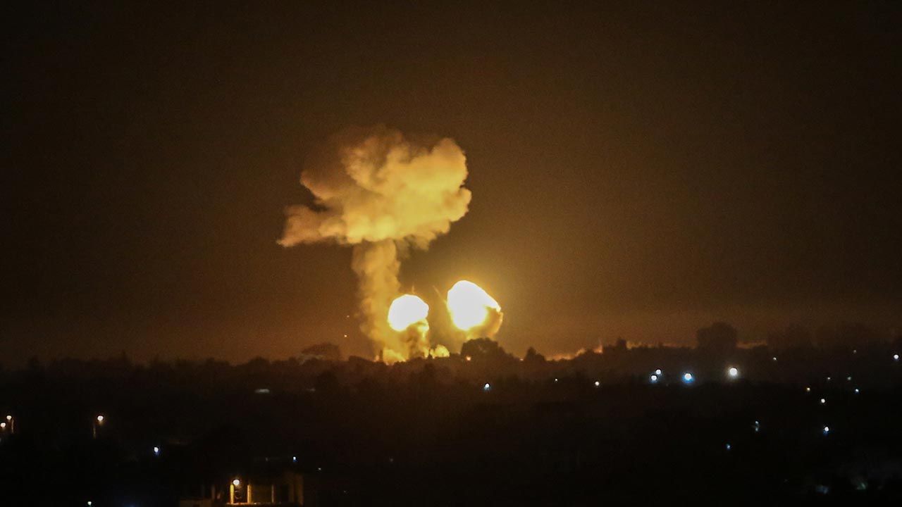 Nocne ataki na Strefę Gazy (fot.  Abed Rahim Khatib/Anadolu Agency via Getty Images)
