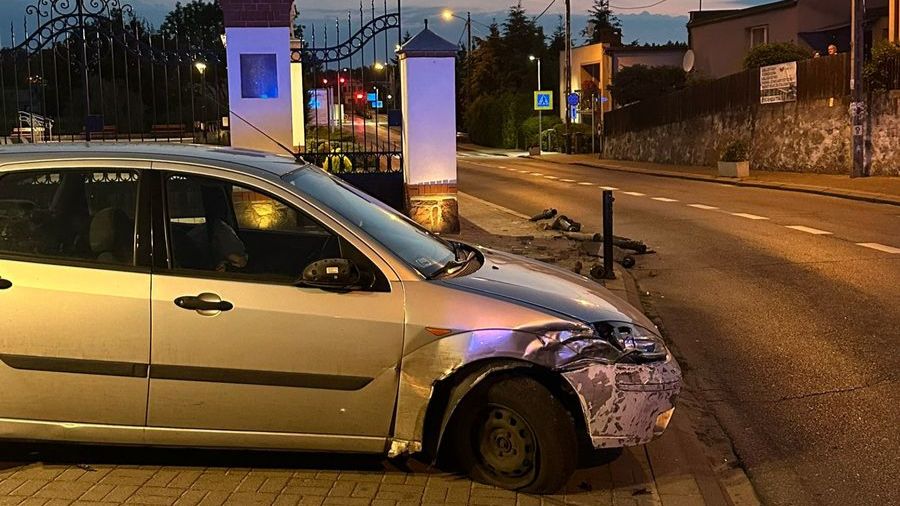 Skoki, powiat wągrowiecki, pijany kierowca rozbił auto (fot. KPP Wągrowiec)