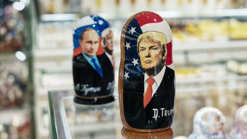 Сувенірная крама дэманструе матрошкі з выявамі Уладзіміра Пуціна і Дональда Трампа