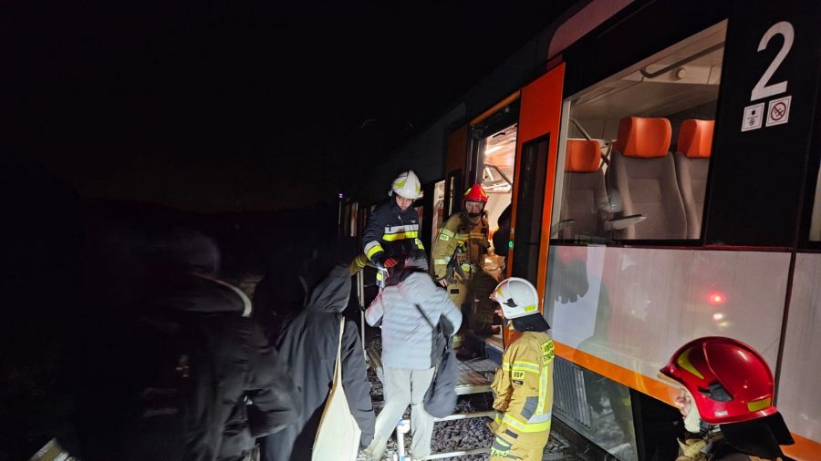 Wypadek na przejeździe kolejowym. Samochód wjechał pod pociąg - fot. PSP Jędrzejów