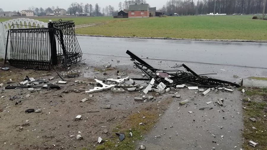 Konin: pijana 70-latka staranowała ogrodzenie posesji (fot. infokonin.pl)