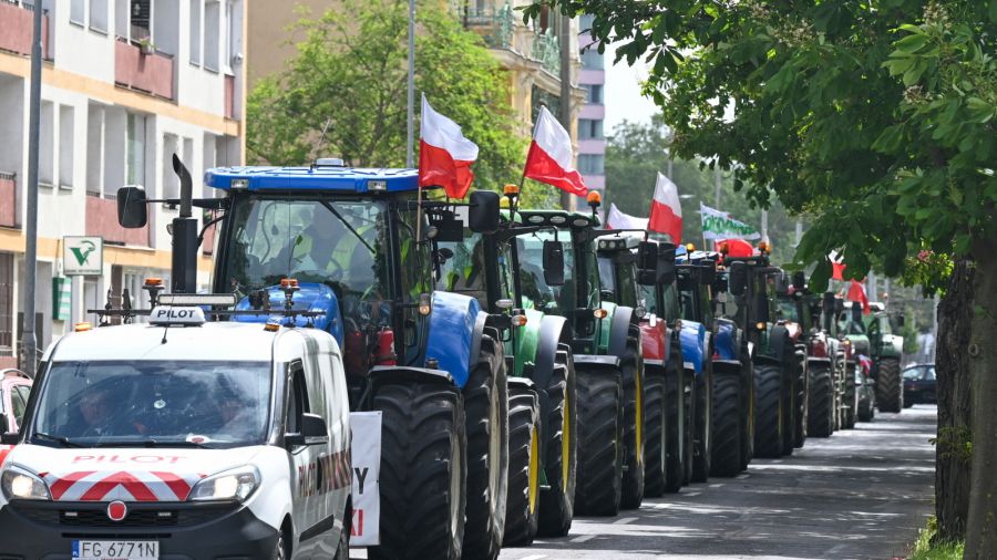 Rolnicy znów blokują Szczecin. Ruszyli z Wałów Chrobrego (fot. PAP/Marcin Bielecki)