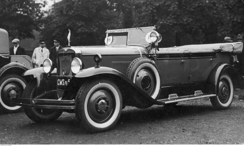 Od 1922 roku pracował w Centralnych Warsztatach Samochodowych, gdzie ściągnął go dyrektor Kazimierz Meyer. Tu  w 2 lata skonstruował pierwszy polski samochód osobowy CWS. Opóźnienia spowodowane przez Ministerstwo Spraw Wojskowych sprawiły, że auto dopuszczono do produkcji dopiero pod koniec lat 20. XX wieku. Na zdjęciu CWS wykonany całkowicie w Wojskowych Zakładach Inżynierii, pokazany w październiku 1930 r. na konkursie samochodów Automobilklubu Polskiego w Warszawie. Fot. NAC, IKS, sygn. 1-S-2855-2
