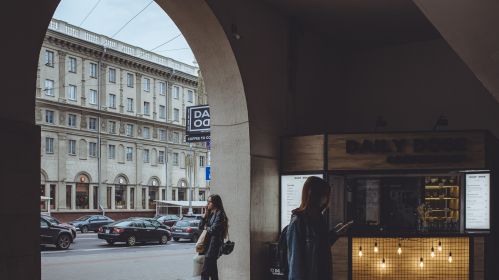 Людзі каля ўваходу ў метро на станцыі Кастрычніцкая. Менск, Беларусь. 18 траўня 2021 года. Фота: Белсат