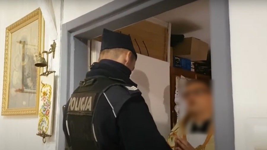 Ex ksiądz Michał W. w trakcie eksmisji zleconej przez salezjanów (fot. Youtube)