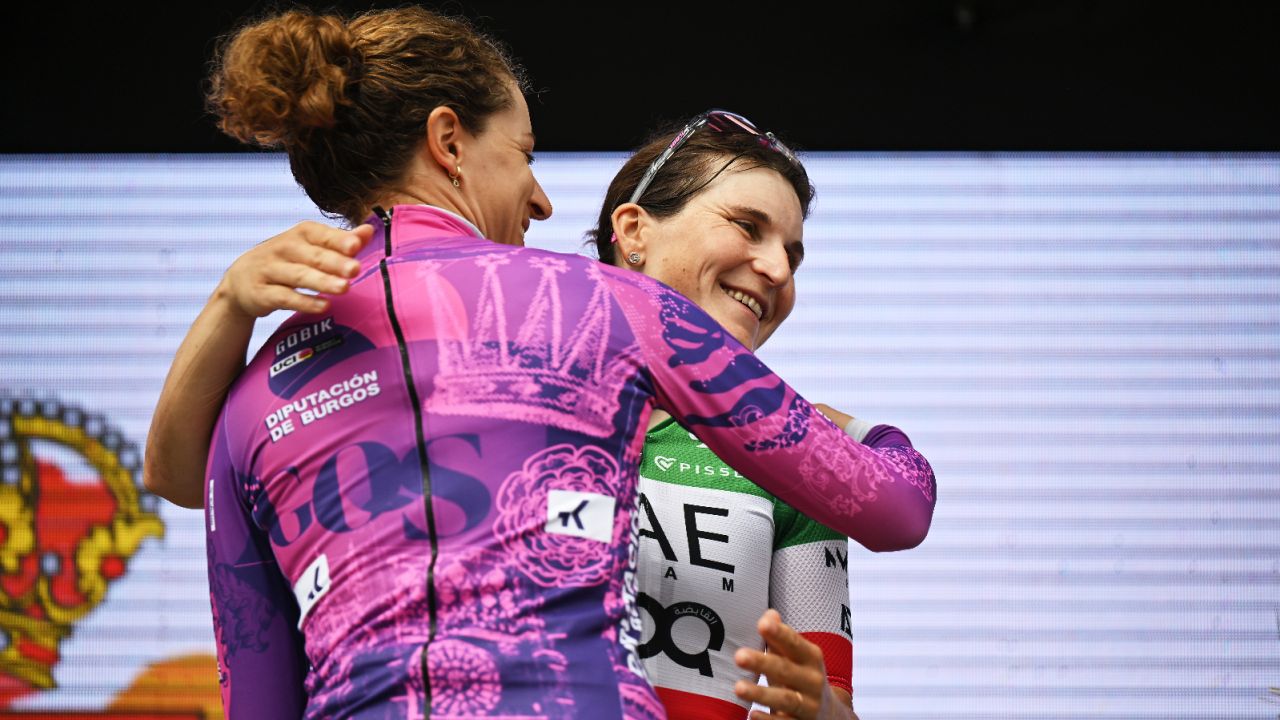Elisa Longo Borghini i poprzednia liderka, Marlen Reusser (fot. Getty Images)