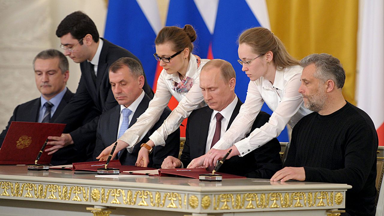 Moment podpisania dekretu o o przyjęciu Krymu do Federacji Rosyjskiej (fot. PAP/EPA/ALEXEY DRUZHINYN/ RIA NOVOSTI ) Moment podpisania dekretu o o przyjęciu Krymu do Federacji Rosyjskiej (fot. PAP/EPA/ALEXEY DRUZHINYN/ RIA NOVOSTI )