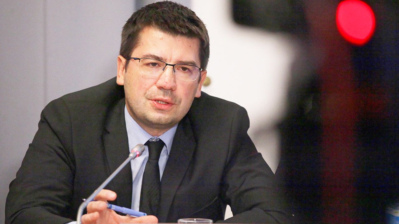 Kandydat koalicji na szefa NIK. Pracował w rządach PO i PiS