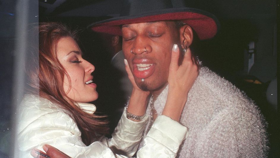 Carmen Elektra (L) i Dennis Rodman w lutym 1999 roku (fot. Getty) Carmen Elektra (L) i Dennis Rodman w lutym 1999 roku (fot. Getty)