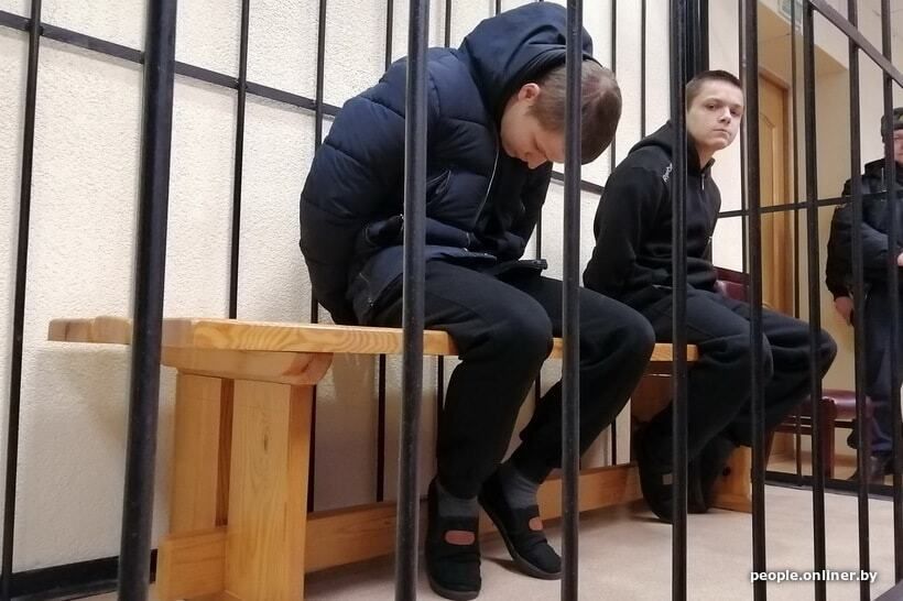 Ілля і Станіслаў Косцевы на вынясенні прысуду Магілёўскім абласным судом ў Чэрыкаве, Беларусь. 10 студзеня 2020 года. Фота: people.onliner.by