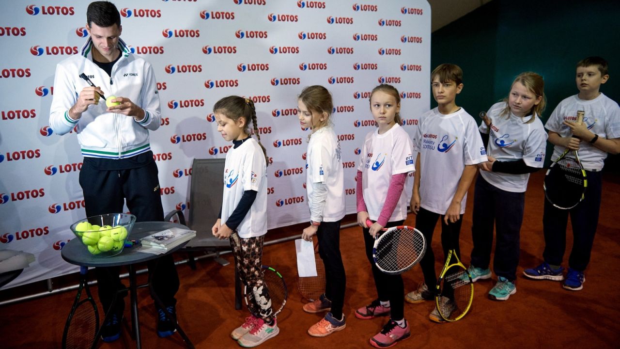 Hubert Hurkacz spotkał się z młodymi adeptami tenisa (fot. PAP)
