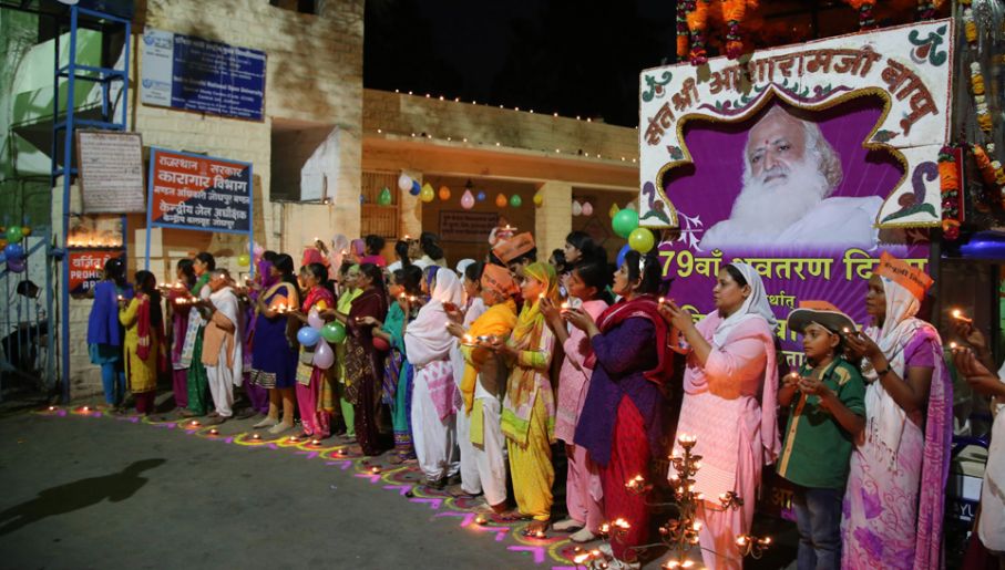 Mimo skazania na dożywocie za gwałt guru Asaram nadal jest otoczony kultem (fot. Sunil Verma/Pacific Press/LightRocket via Getty Images)