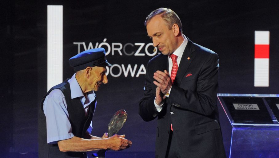 Skrzypek Jan Gaca (L) odbiera nagrodę z rąk ministra Bogdana Zdrojewskiego (P)