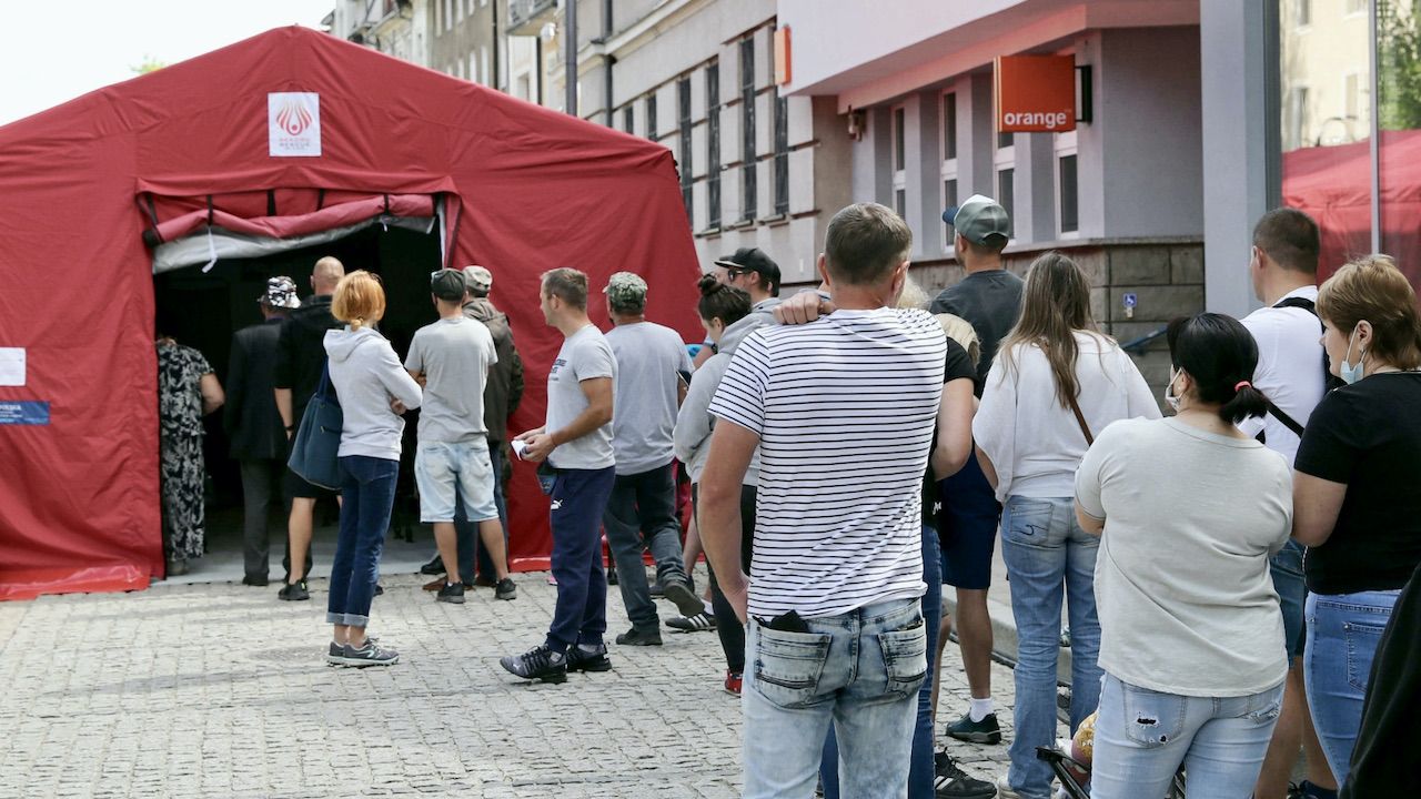 Nowe dane o zakażeniach koronawirusem w Polsce (fot. PAP/Grzegorz Momot) Nowe dane o zakażeniach koronawirusem w Polsce (fot. PAP/Grzegorz Momot)