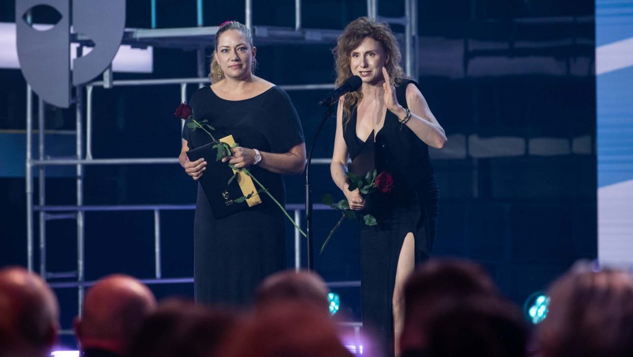 Magdalena Małecka-Wippich w towarzystwie Olgi Sarzyńskiej odebrała nagrodę dla mamy Anny Seniuk (fot. Natasza Młudzik/TVP)