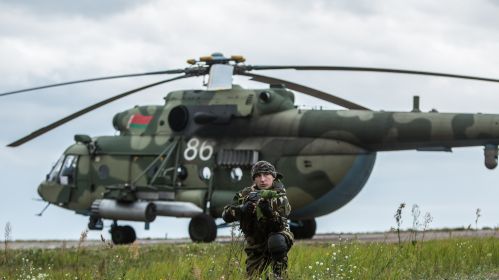 Беларускі салдат ахоўвае верталёт на Асіповіцкім вайсковым палігоне ў Беларусі падчас вучэнняў «Захад-2017». 18 верасня 2017 года. Здымак мае ілюстрацыйны характар. Фота: Brendan Hoffman / Getty Images