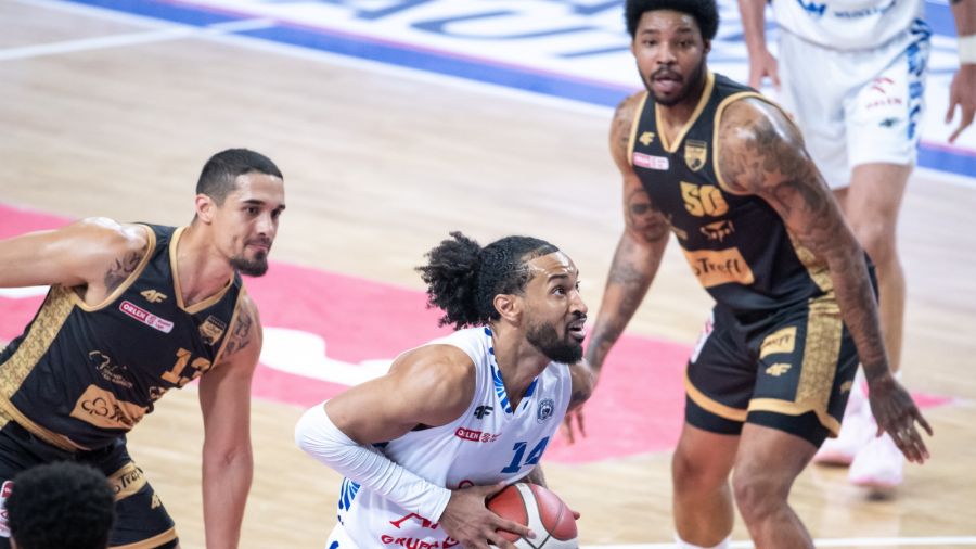 Ryan Taylor i jego koledzy z Anwilu musieli uznać wyższość Nicholasa Johnsona (z lewej), Marcusa Weathersa i innych graczy Trefla. (fot. PAP/Tytus Żmijewski)
