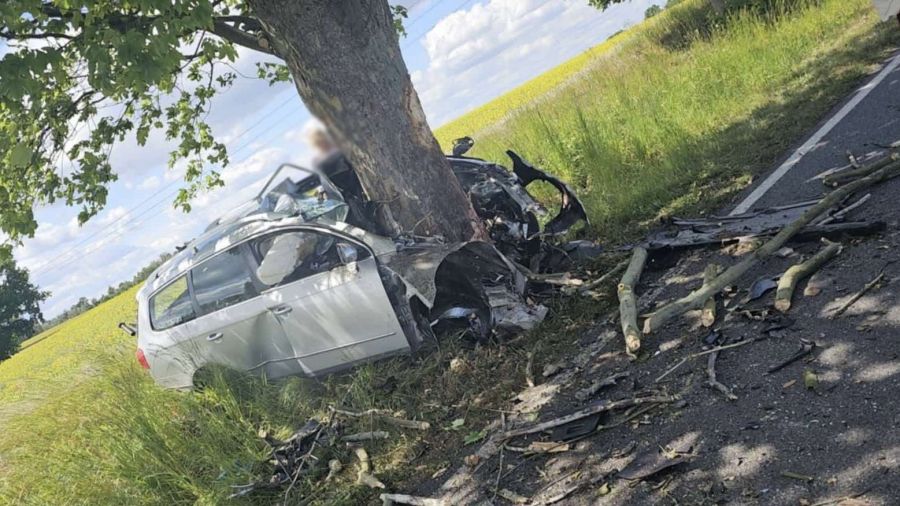 Tragiczny wypadek na DW106. Kierowca zginął po uderzeniu w drzewo (źródło: A.Wójcik)