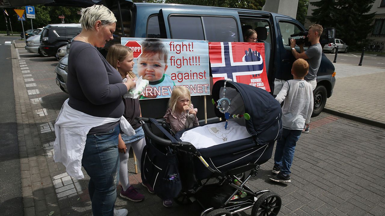 Walcząca o odzyskanie najmłodszych dzieci Ann Helen z Norwegii, podczas protestu uczestników „Marszu Wolności Bezbronnych” (fot. arch. PAP/Tomasz Gzell) Walcząca o odzyskanie najmłodszych dzieci Ann Helen z Norwegii, podczas protestu uczestników „Marszu Wolności Bezbronnych” (fot. arch. PAP/Tomasz Gzell)