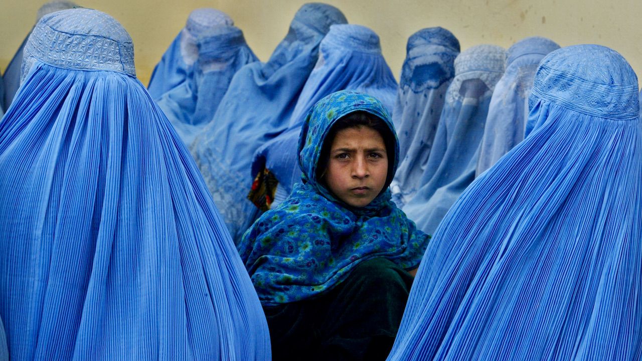 Talibscy bojownicy chodzą w Kabulu od drzwi do drzwi (fot. Paula Bronstein/Getty Images)