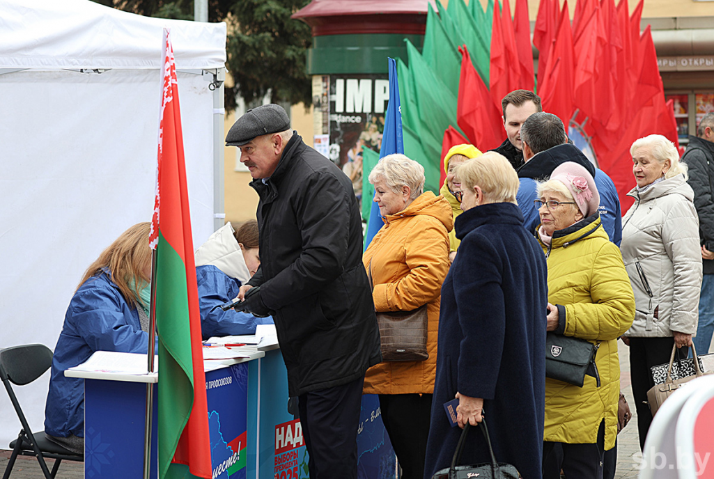 Здымак мае ілюстрацыйны характар. Збор подпісаў за вылучэнне ў кандыдаты ў прэзідэнты Беларусь. Менск, Беларусь. 7 лістапада 2024 года. Фота: sb.by