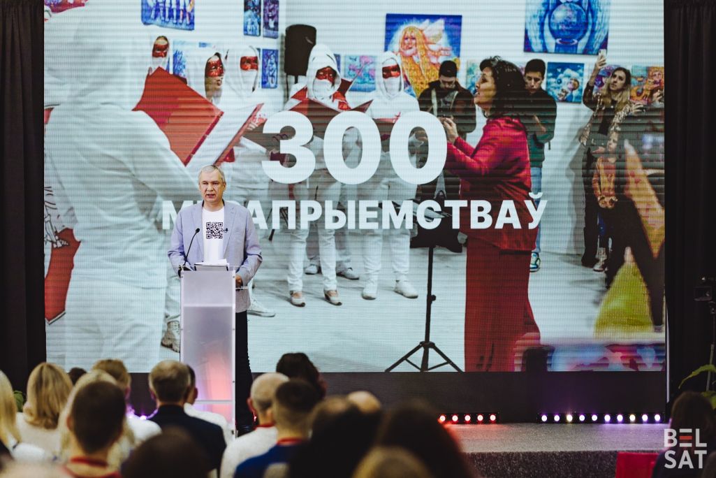 Намеснік кіраўніцы Аб’яднанага пераходнага кабінету і лідар Народнага антыкрызіснага ўпраўлення Павел Латушка прамаўляе на Вялікай палітычнай канферэнцыі аб выбарах у Каардынацыйную раду трэцяга склікання. Варшава, Польшча. 19 траўня 2024 года. (Фота: Белсат)