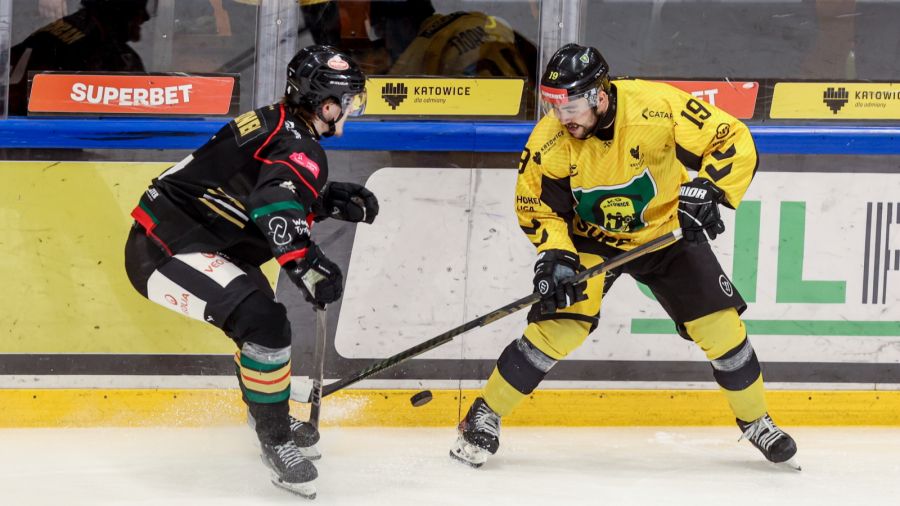 Hokeista GKS Katowice Brandon Magee (P) i Olli Kaskinen (L) z GKS Tychy podczas trzeciego meczu finałowego Ekstraligi. Fot. PAP/Michał Meissner