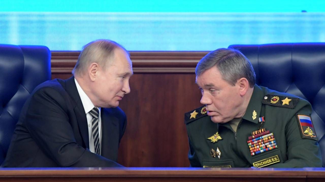 Prezydent Rosji Władimir Putin i szef Sztabu Generalnego Sił Zbrojnych FR Walerij Gierasimow (fot. PAP/EPA/SERGEY GUNEEV / KREMLIN POOL / SPUTNIK) Prezydent Rosji Władimir Putin i szef Sztabu Generalnego Sił Zbrojnych FR Walerij Gierasimow (fot. PAP/EPA/SERGEY GUNEEV / KREMLIN POOL / SPUTNIK)