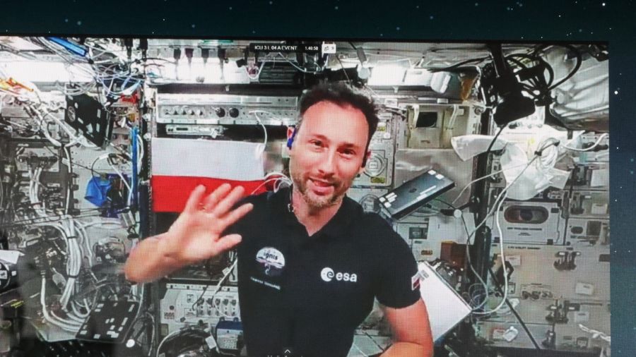 Astronauta Sławosz Uznański-Wiśniewski podczas połączenia wideo na żywo w EC1 w Łodzi (fot. PAP/Marian Zubrzycki)