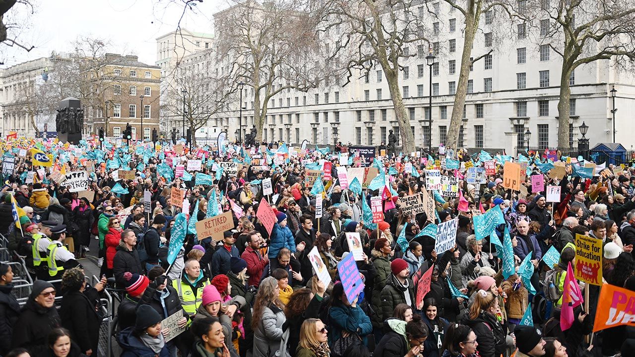Masowe protesty w Wielkiej Brytanii (fot. PAP/EPA/NEIL HALL)