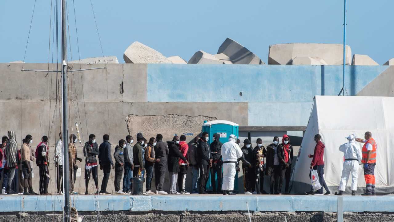Europa zmaga się z kryzysem migracyjnym (fot. PAP/EPA/Carlos de Saa) Europa zmaga się z kryzysem migracyjnym (fot. PAP/EPA/Carlos de Saa)