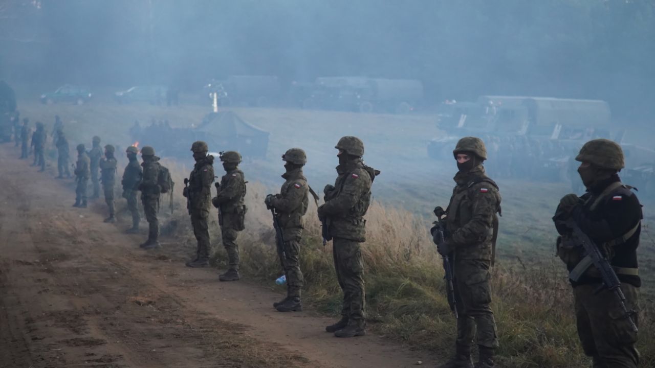Żołnierze przy granicy polsko-białoruskiej w Kuźnicy (fot. PAP/16 Dywizja Zmechanizowana)